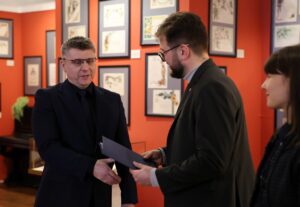 Zdjęcie z wręczenia nominacji dla nowego dyrektora Muzeum w Piotrkowie Trybunalskim