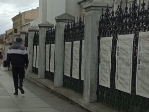 Zdjęcia prezentujące wystawy plenerowe upamiętniające zbrodnie katyńską.
