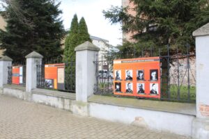 Zdjęcia prezentujące wystawy plenerowe upamiętniające zbrodnie katyńską.
