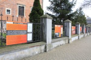 Zdjęcia prezentujące wystawy plenerowe upamiętniające zbrodnie katyńską.