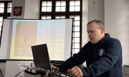 Uczniowie II LO na wykładzie o żołnierzach wyklętych