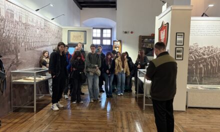 Wizyta uczniów na wystawie „Piotrków serce Legionów”