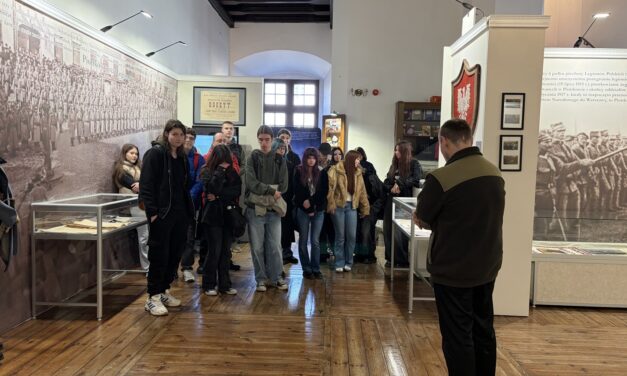 Wizyta uczniów na wystawie „Piotrków serce Legionów”